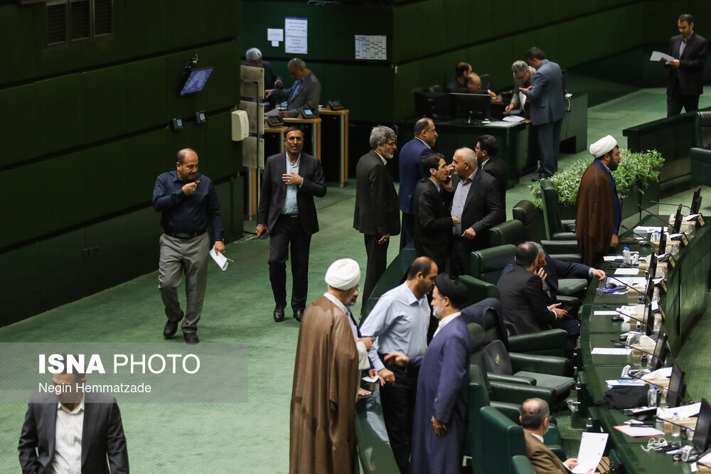 گپ و گفت خصوصی امیرحسین ثابتی با آقاتهرانی/ خندههای آتش زننده برجام در صحن علنی/ تندروها در مجلس چه می کنند؟