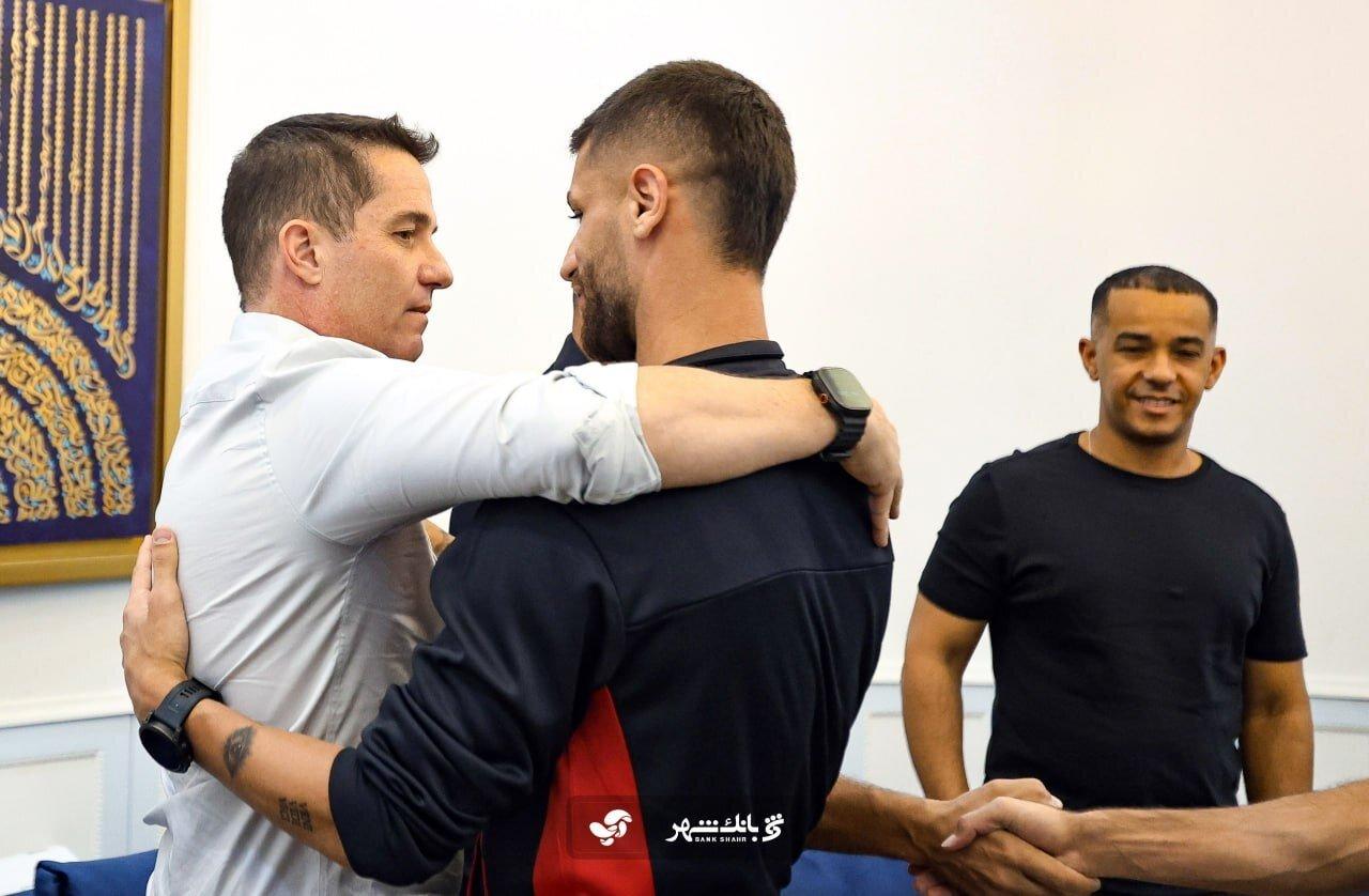 عکس| اوسمار در آغوش پرسپولیسیها آرام گرفت