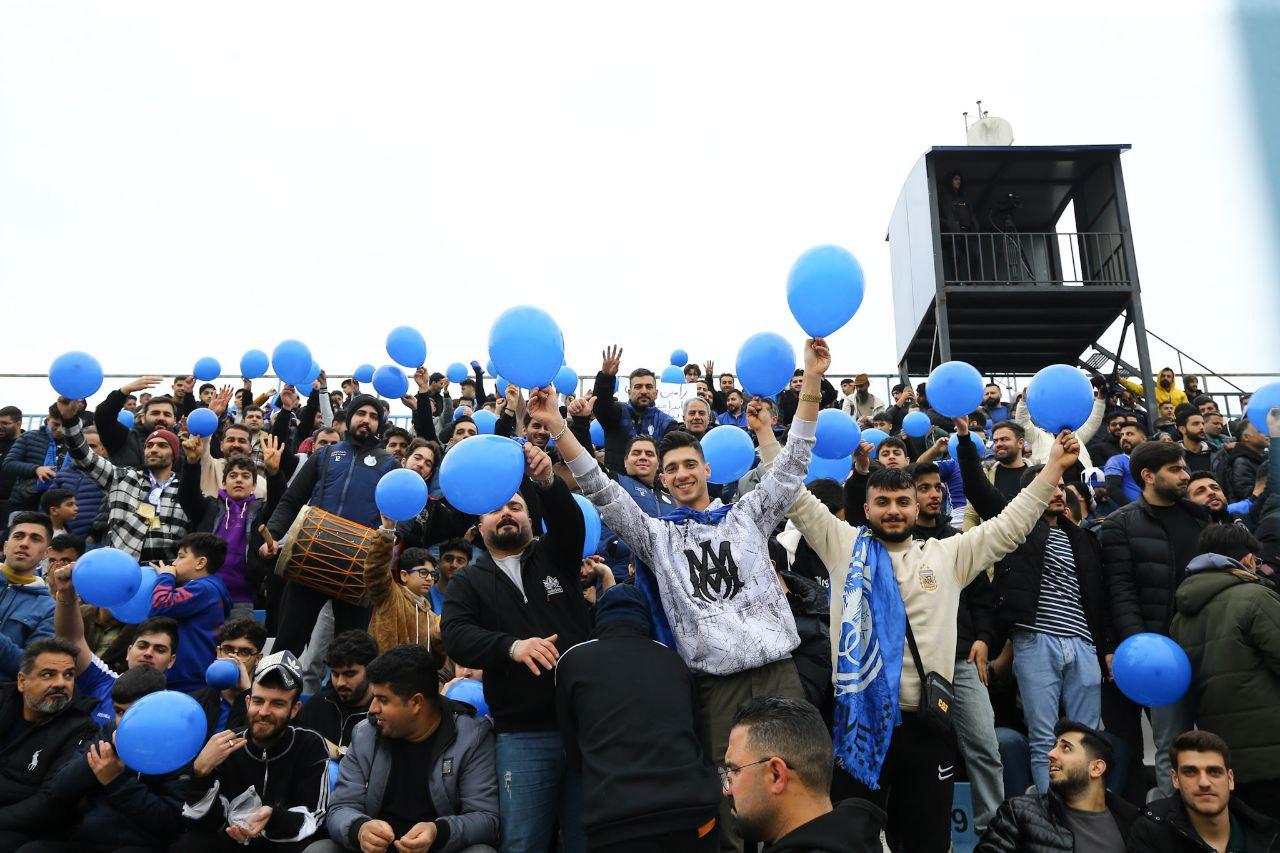 شعار کنایهآمیز هواداران استقلال در دیدار مقابل آلومینیوم: «درویش حیا کن، پرسپولیس را رها کن»!