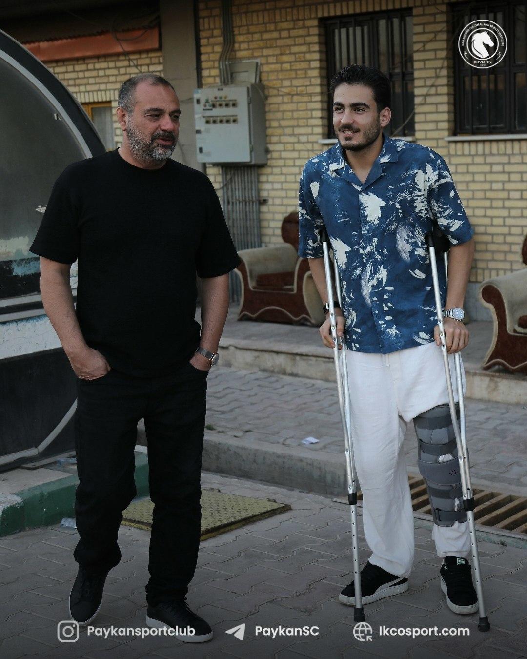 کسری طاهری با عصا در تمرینات پیکان