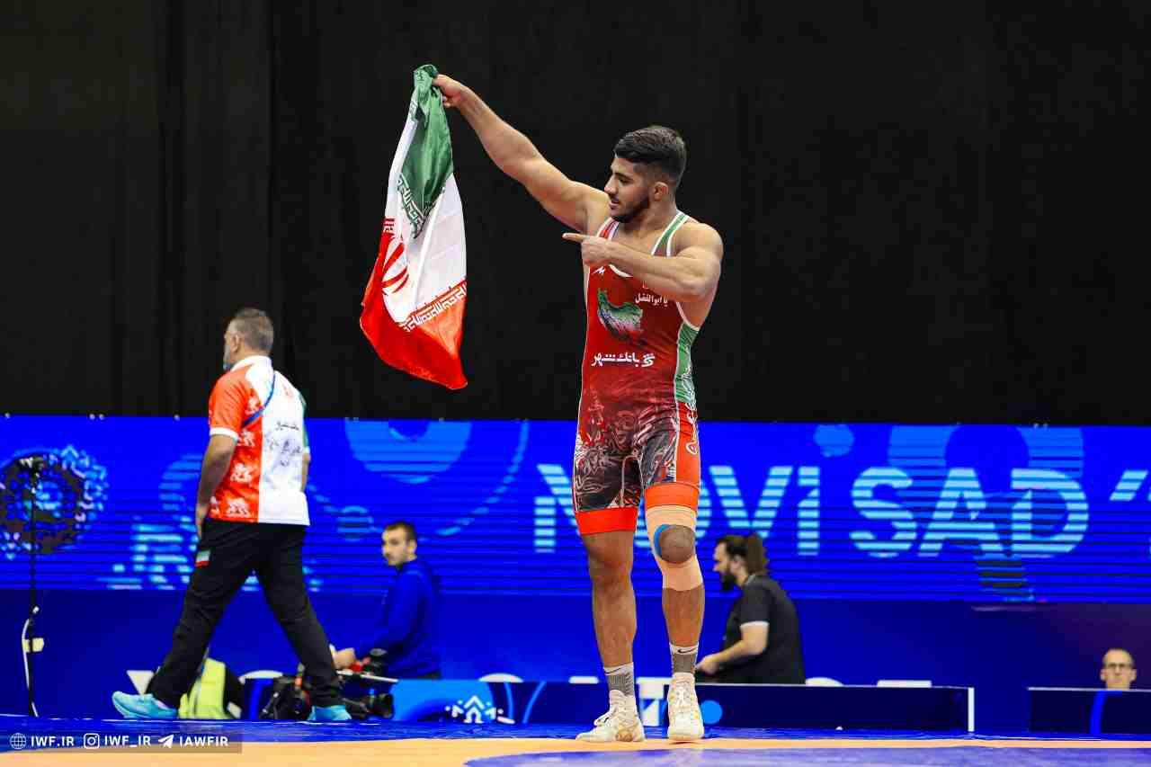 قهرمان جهان تماشاگر دیدار فجرسپاسی مقابل استقلال