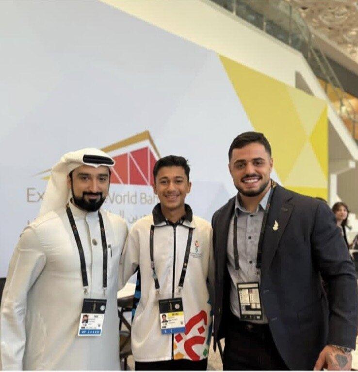 عکس | کوچ قهرمان وزنه‌برداری به بحرین!