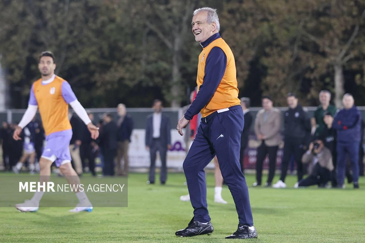 پا به توپ شدن رئیس جمهور در تیم تمرین ملی فوتبال ایران + تصاویر