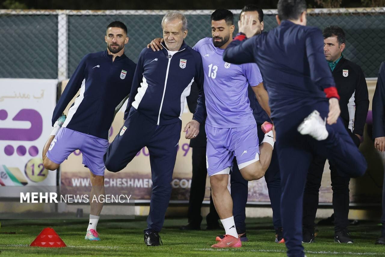 پا به توپ شدن رئیس جمهور در تیم تمرین ملی فوتبال ایران + تصاویر