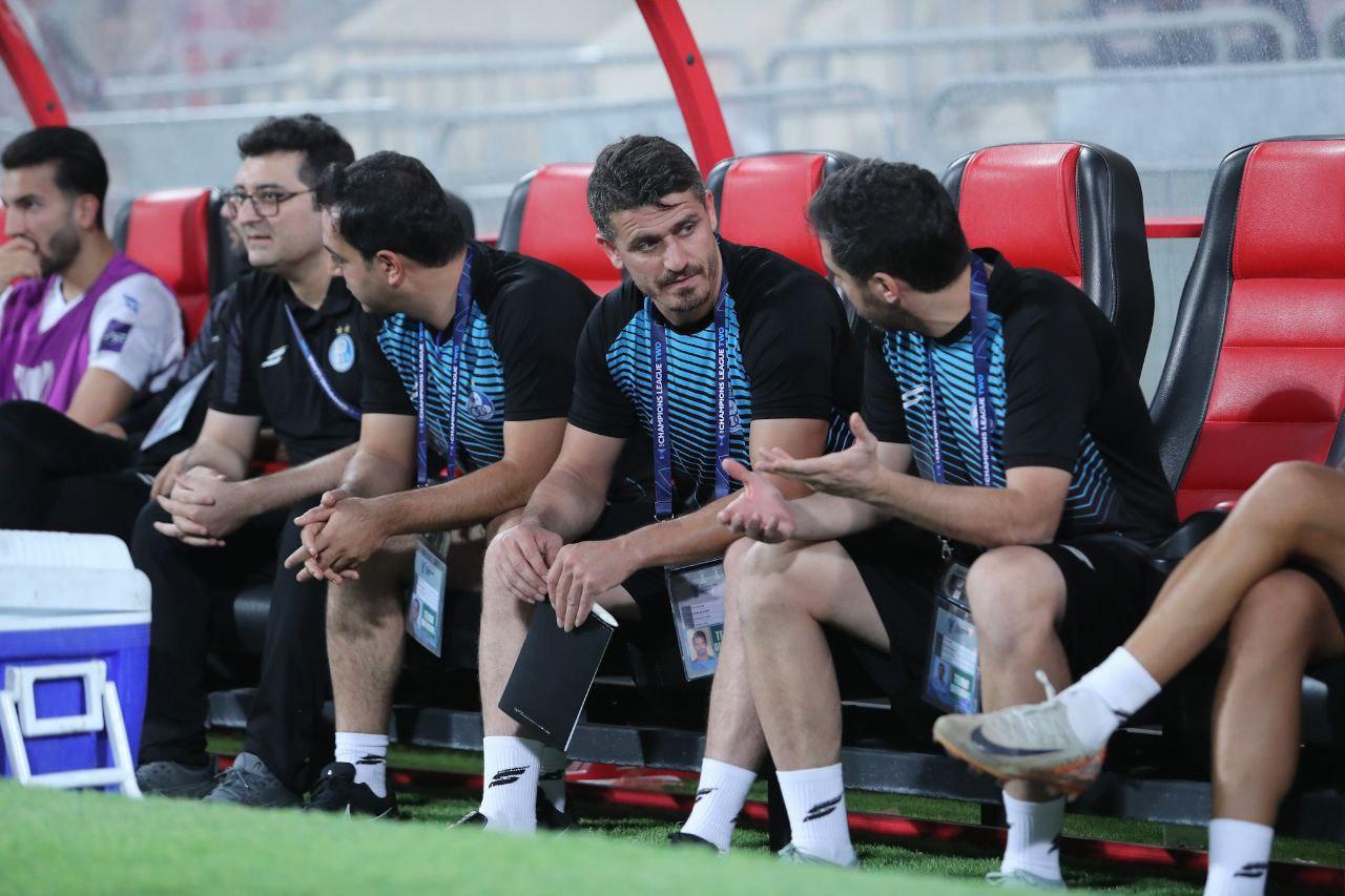 حرصوجوش کاپیتانهای پیشین استقلال روی نیمکت در بازی مقابل الوحدات / عکس