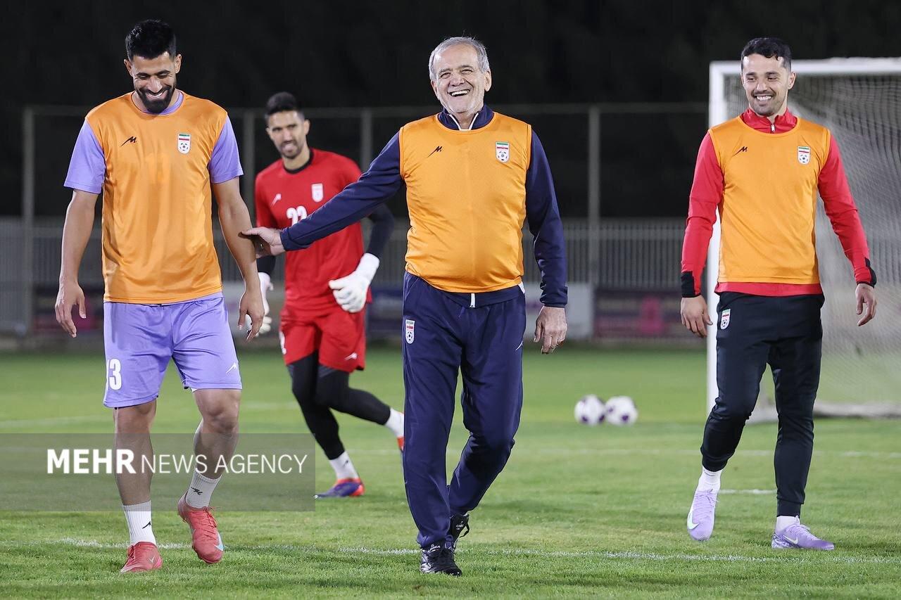 پا به توپ شدن رئیس جمهور در تیم تمرین ملی فوتبال ایران + تصاویر