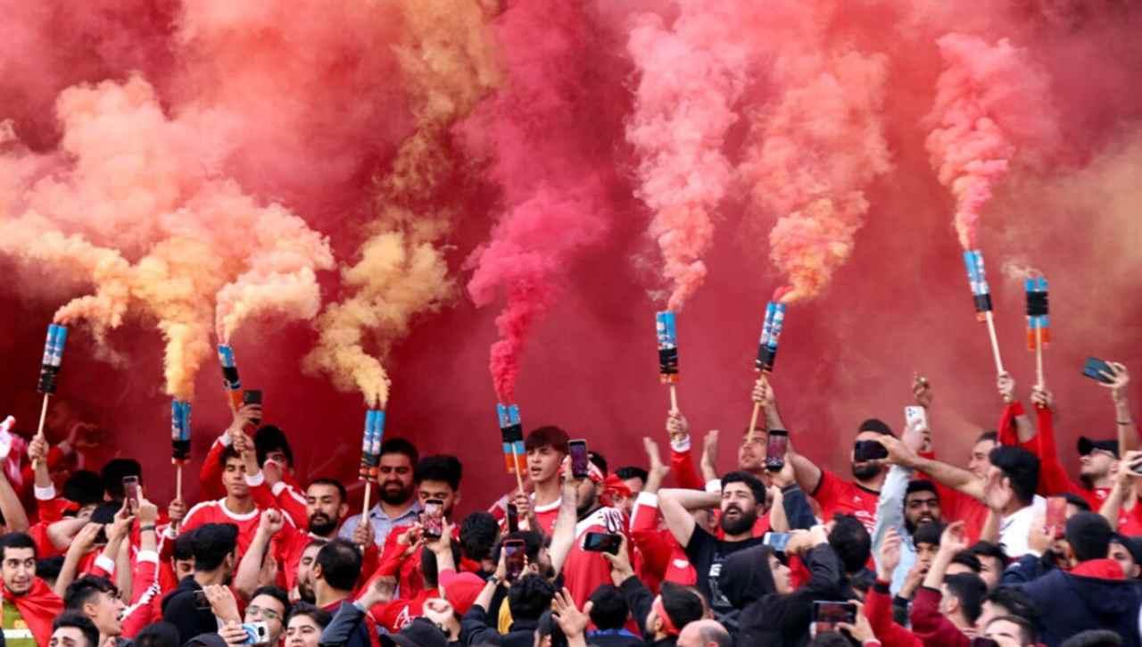 آتش سوزی و بینظمی هواداران کار دست استقلال و تراکتور داد؛ جریمه سنگین AFC