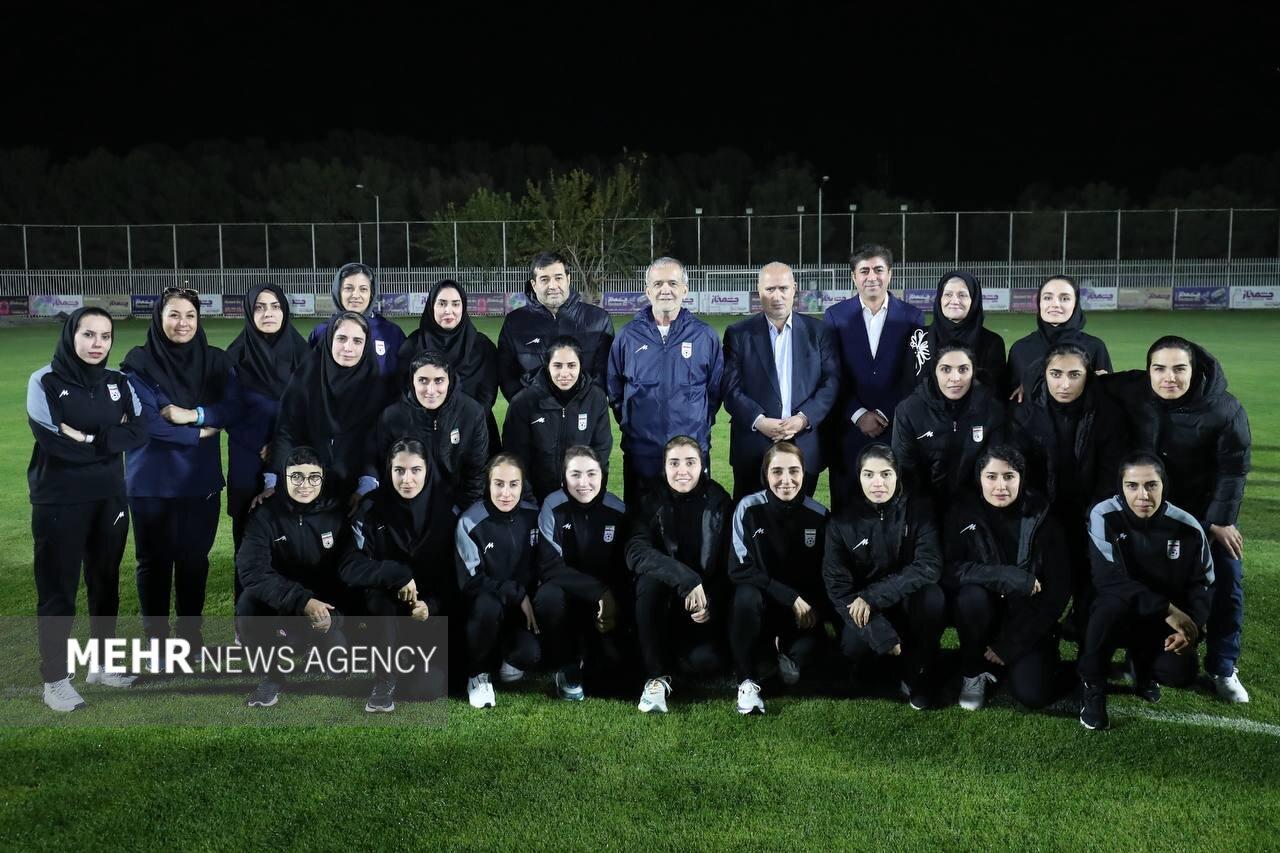 پا به توپ شدن رئیس جمهور در تیم تمرین ملی فوتبال ایران + تصاویر