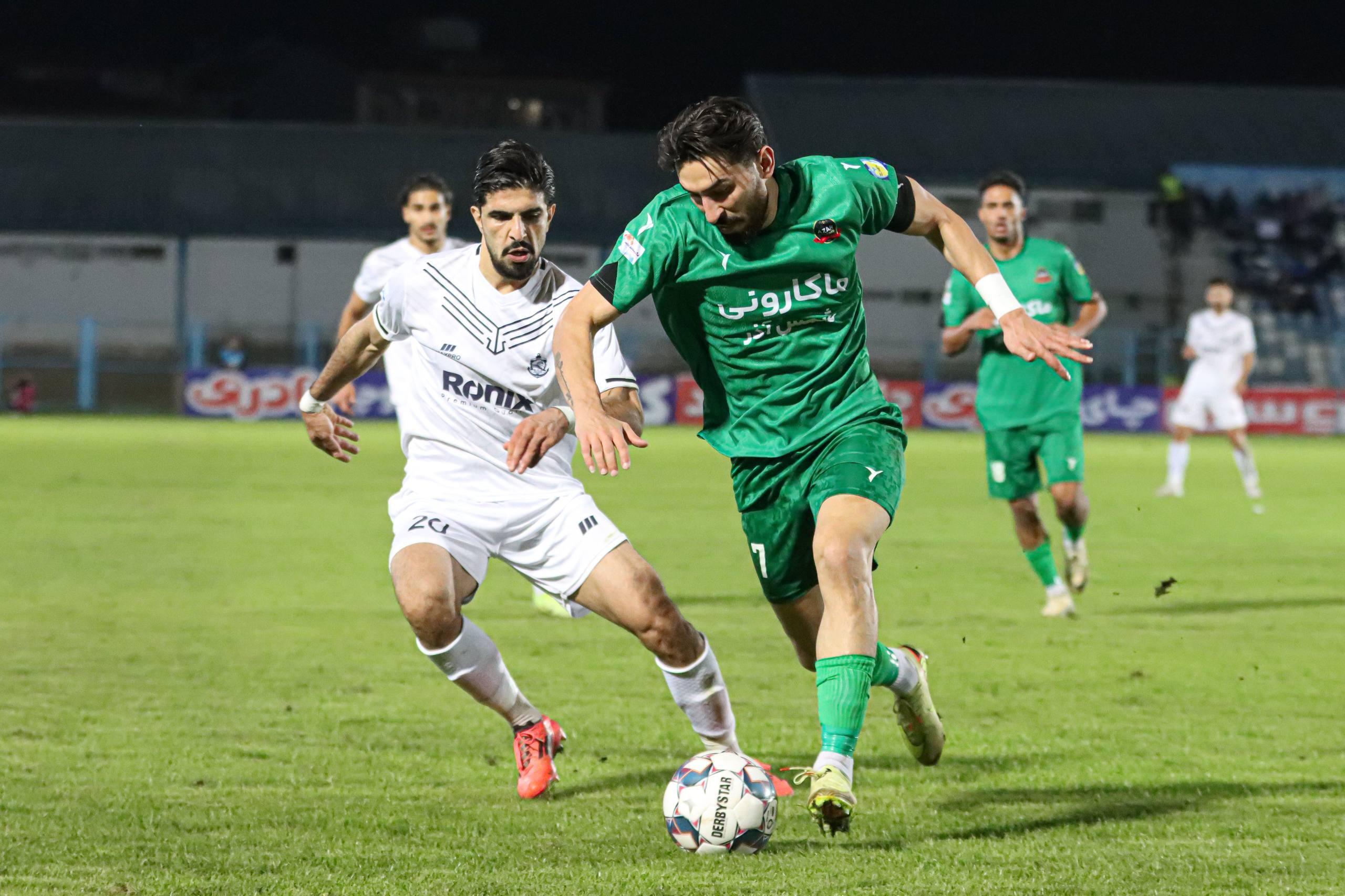 نفع در ندیدن است؛ شمس آذر، معترض هفته دهم به داوری / عکس