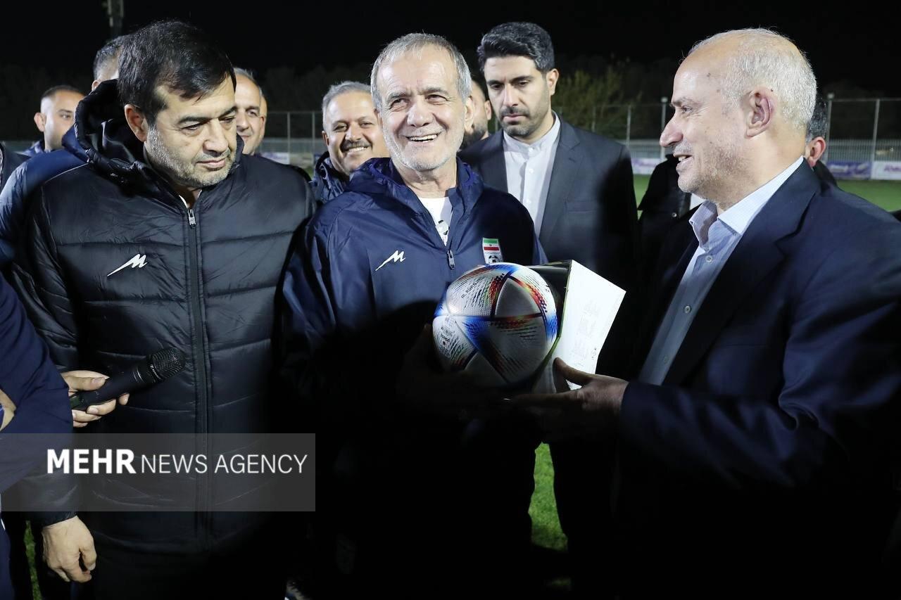 پا به توپ شدن رئیس جمهور در تیم تمرین ملی فوتبال ایران + تصاویر