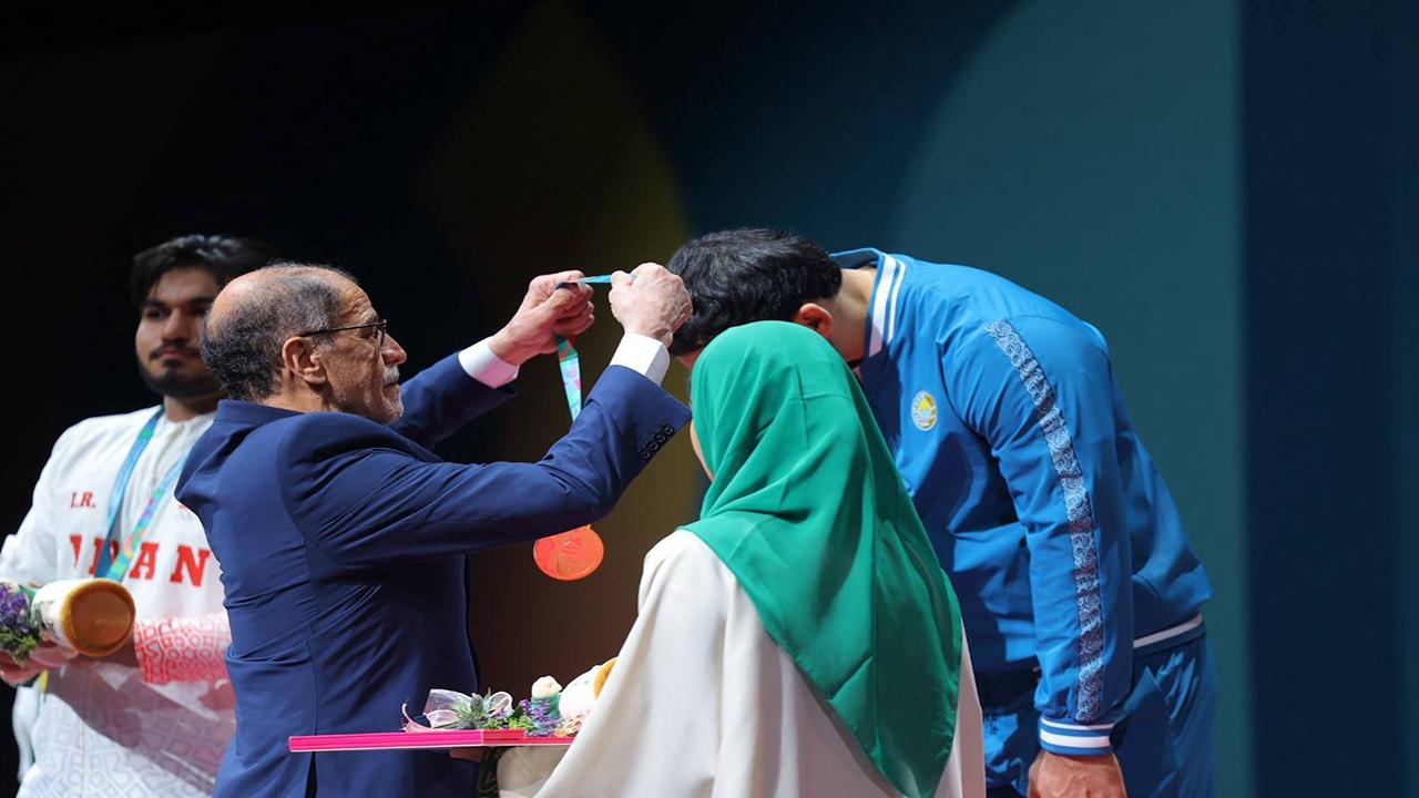 توزیع مدال وزنه برداری توسط رئیس کمیته ملی المپیک