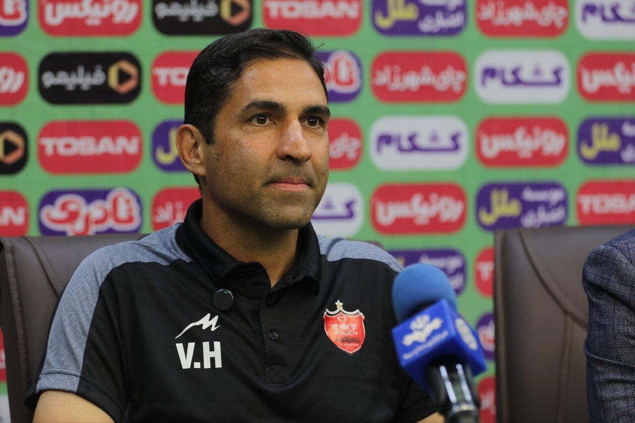 پس از برکناری از پرسپولیس، وحید هاشمیان در مراسم کانون مربیان لیگ لوح تقدیر گرفت