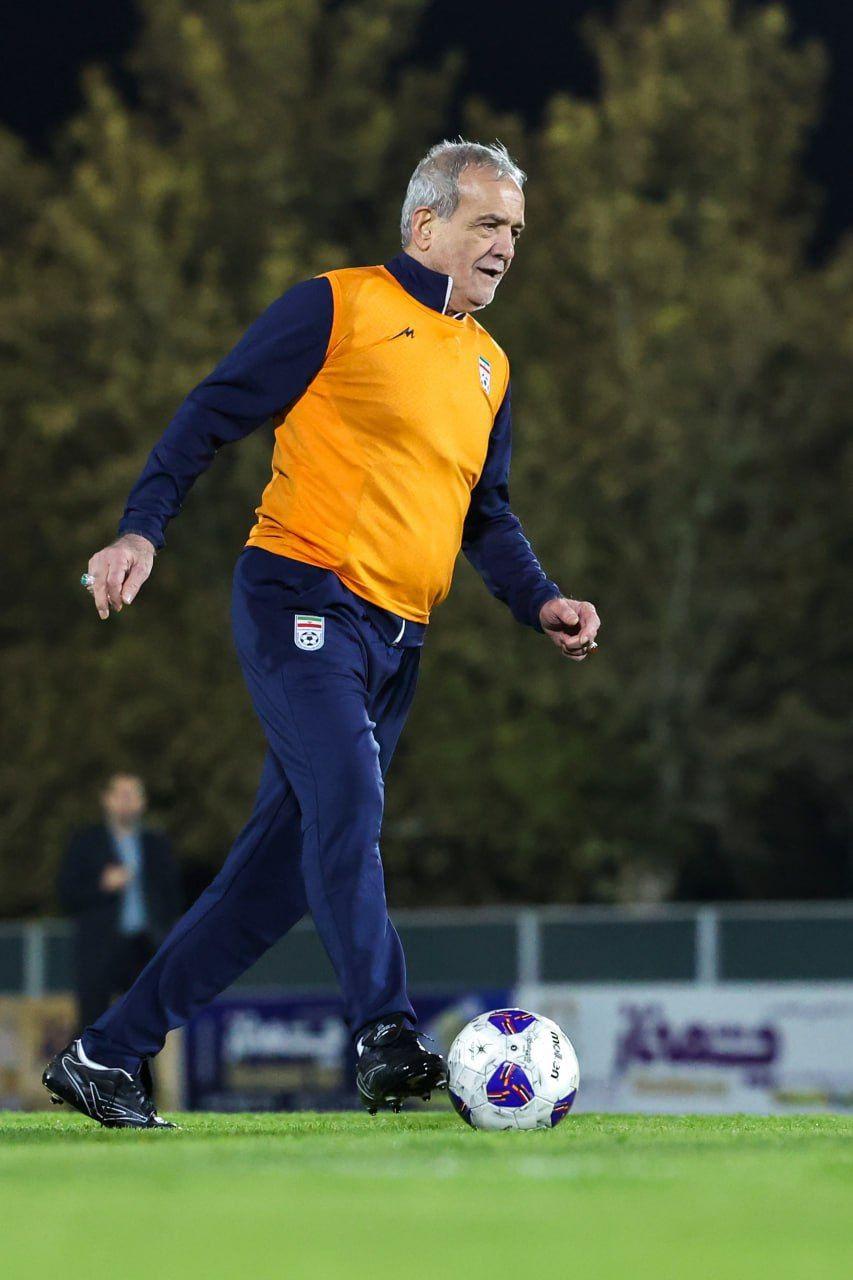 عکس از مسعود پزشکیان رئیسجمهور ایران در اردوی تیم ملی