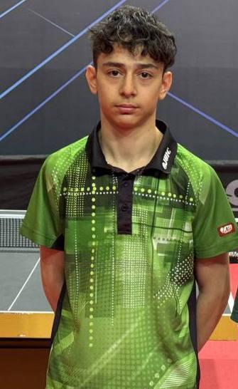 نشان برنز کمتر از ۱۷ سال کانتندر سلیمانیه بر گردن ارشا غفوری