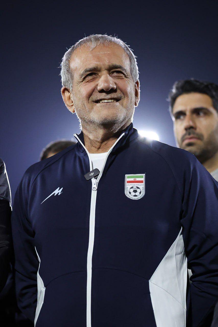 عکس از مسعود پزشکیان رئیسجمهور ایران در اردوی تیم ملی