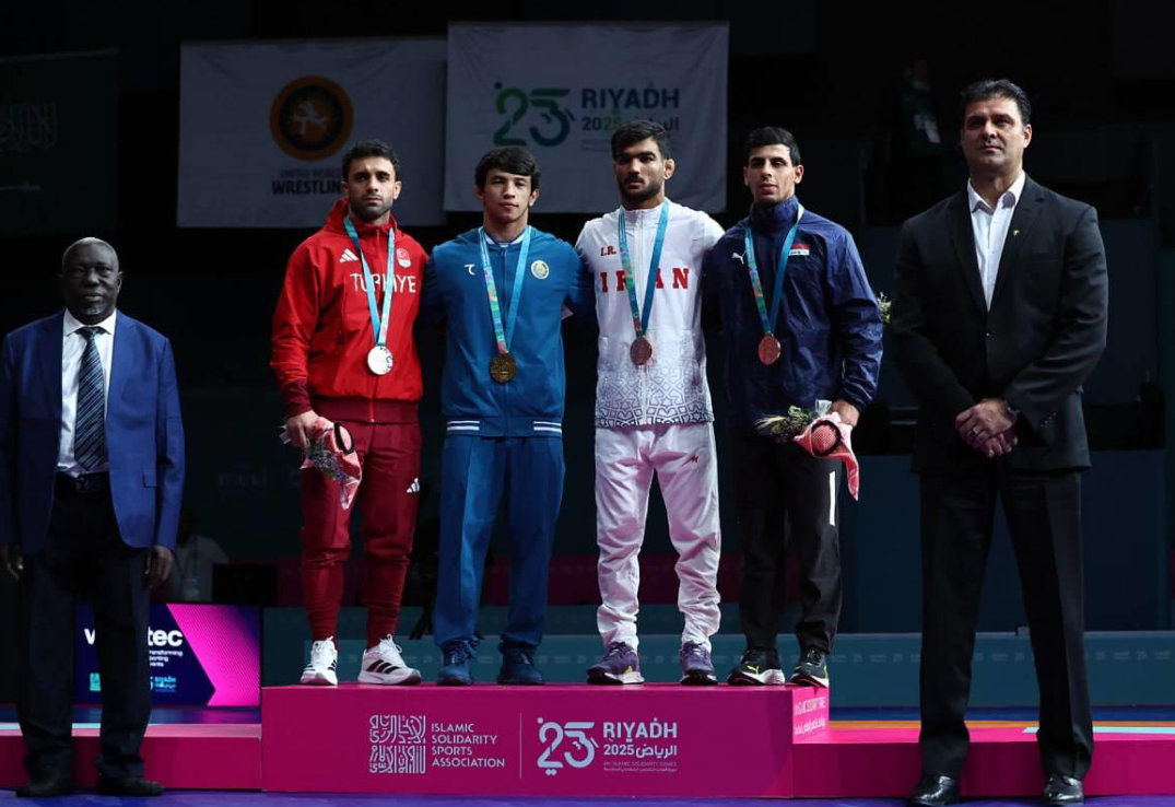 بازیهای همبستگی اسلامی ۲۰۲۵؛ علیرضا سهرابیان نشانهای کشتی را توزیع کرد