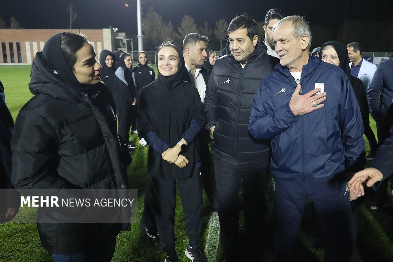 پا به توپ شدن رئیس جمهور در تیم تمرین ملی فوتبال ایران + تصاویر