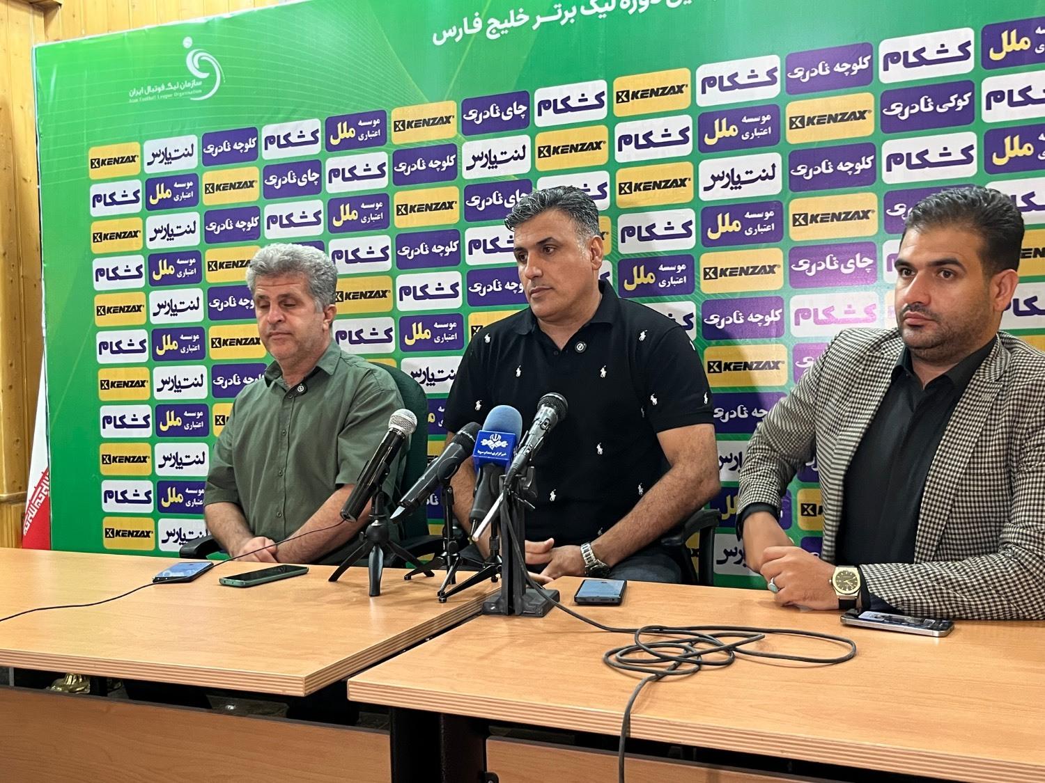سرمربی تیم فوتبال استقلال خوزستان: یکی از بازیکنان حریف باید اخراج می‌شد