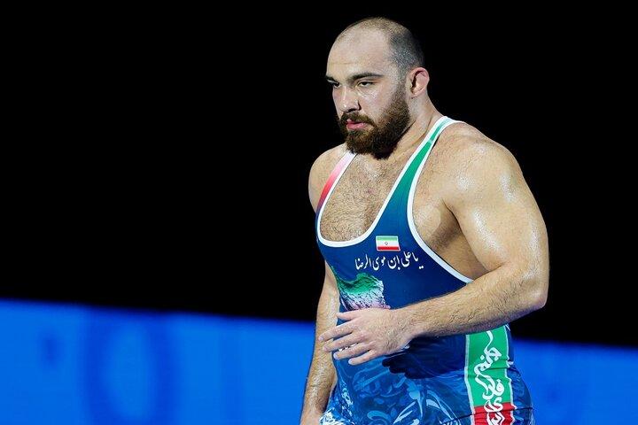 سلام نظامی امیرحسین زارع به پرچم ایران؛ مدالم را به شهدای جنگ ۱۲ روزه تقدیم می‌کنم