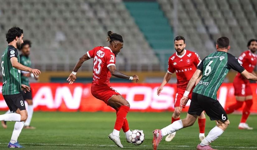 تیوی بیفوما و سروش رفیعی بازیکنان پرسپولیس - فردین یوسفی هابک خیبر - لیگ برتر ایران