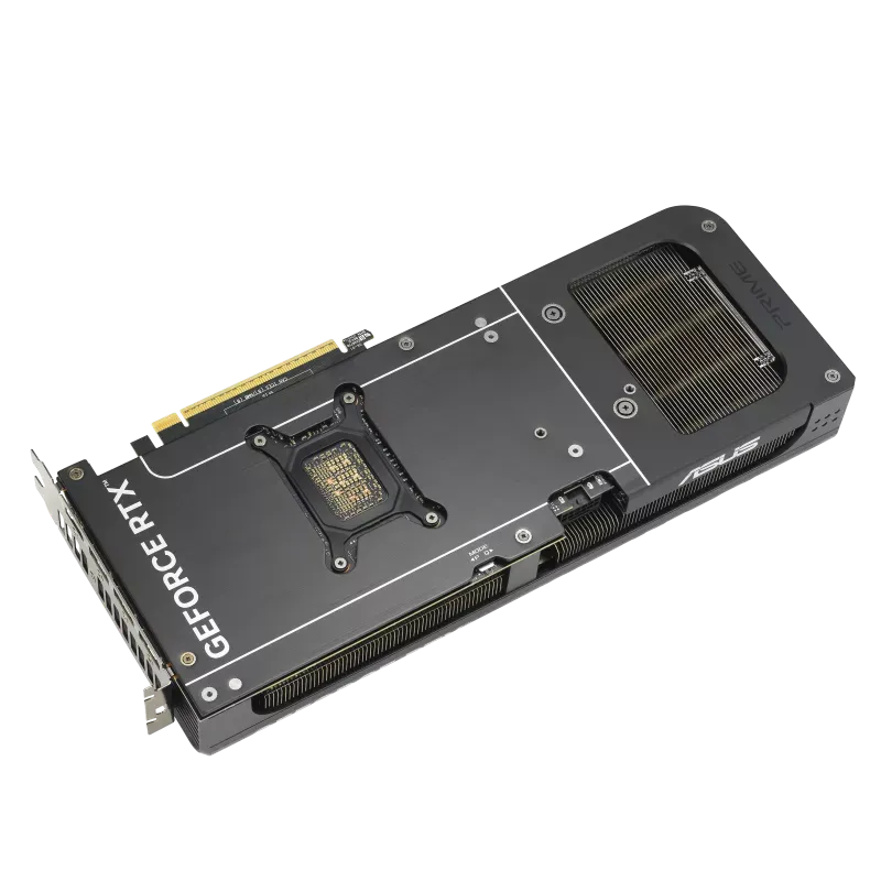 نمای زاویه‌دار بک‌پلیت کارت گرافیک ASUS PRIME RTX 5070 و دریچه دفع حرارت