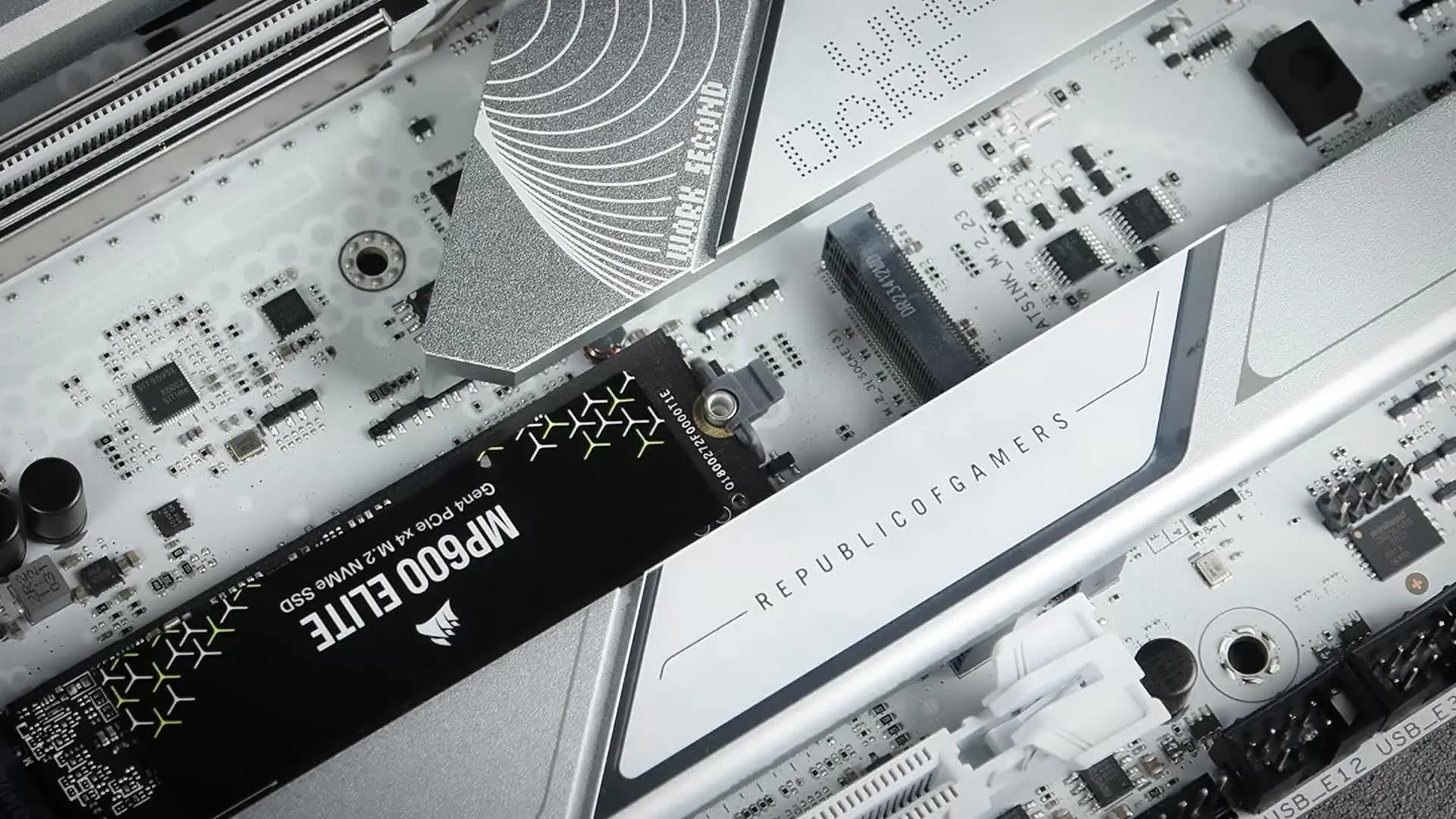 طراحی قدرتمند VRM در ASUS ROG STRIX Z890-A نمای نزدیک VRM مادربرد ASUS Z890-A STRIX