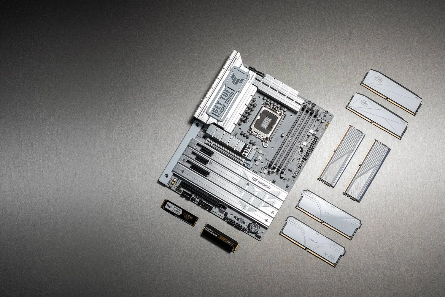 مادربرد ASUS TUF GAMING Z890-PRO WIFI در کنار سیستم گیمینگ RGB و مانیتور با صحنه بازی اکشن