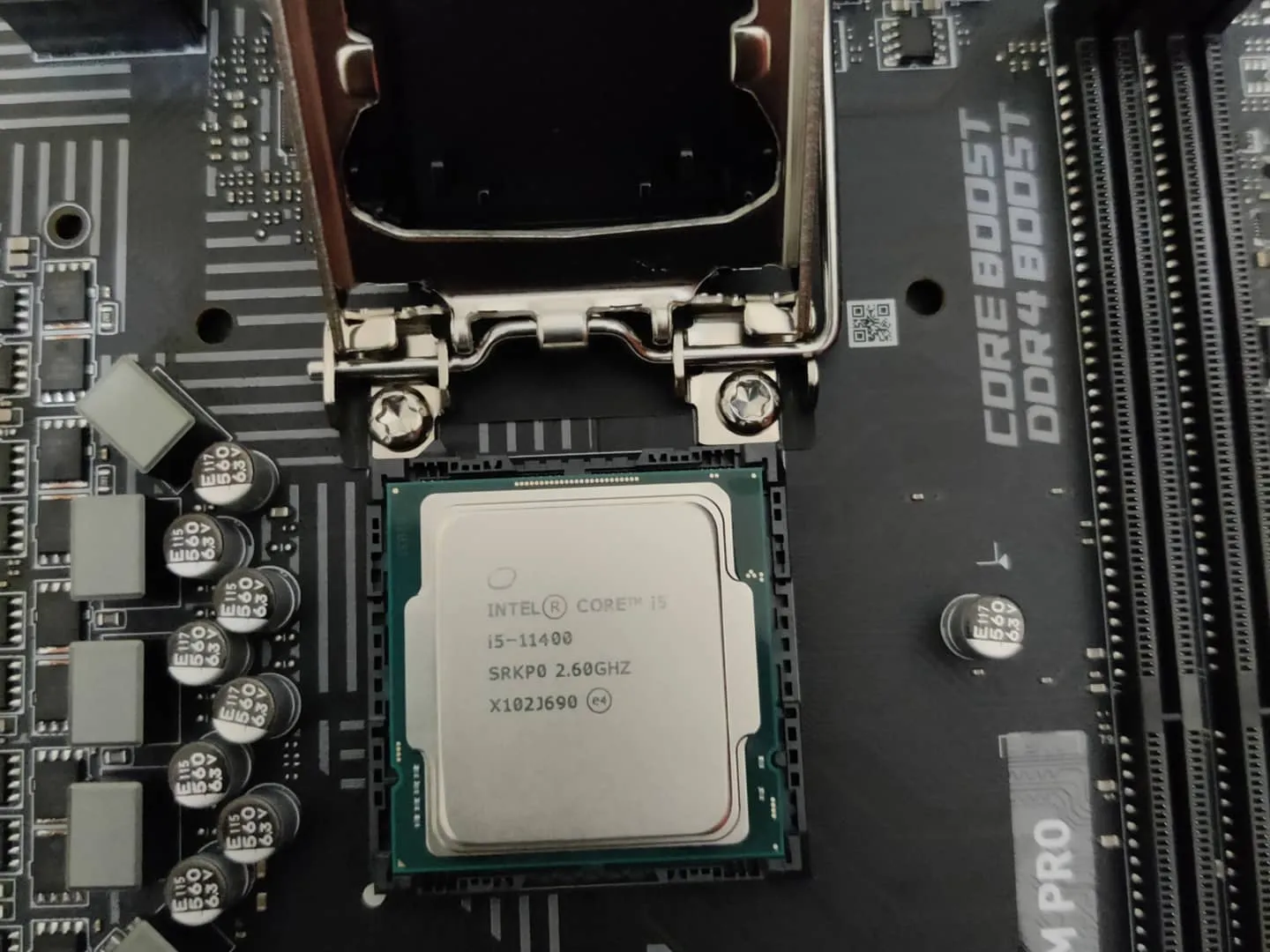 نمای نزدیک پردازنده اینتل i5-11400 Rocket Lake سیپییو Intel Core i5-11400 مناسب گیمینگ و کارهای روزمره