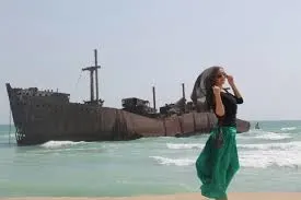 لوکیشن عکاسی کشتی یونانی در ساحل غربی کیش هنگام غروب