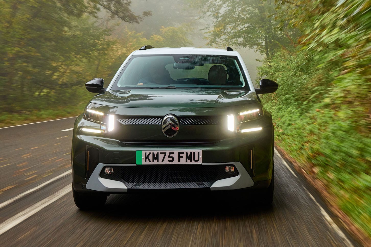 حرکت در پیچ با سیتروئن e-C3 Aircross