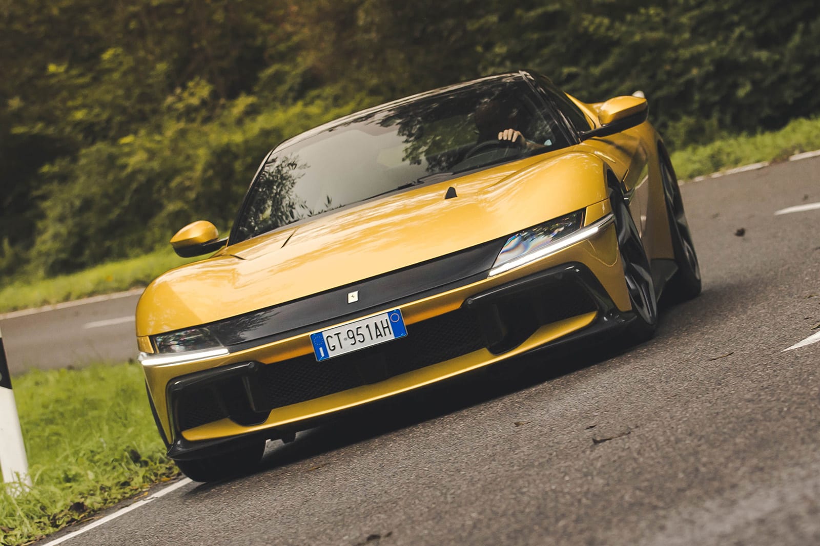 نمای جلوی Ferrari 12Cilindri