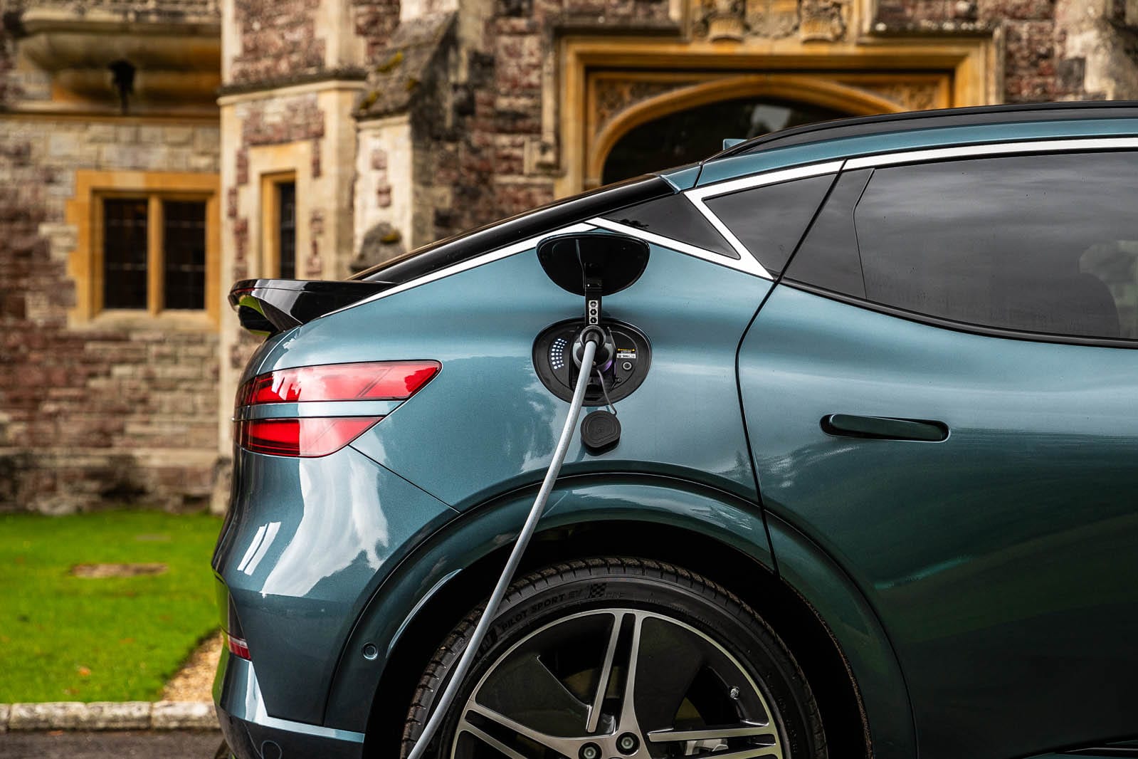 شتاب‌گیری جنسیس GV60 Performance در جاده