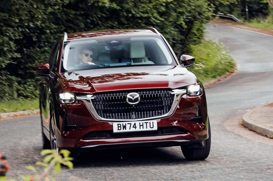 نمای جلو مزدا CX-80 در حال حرکت
