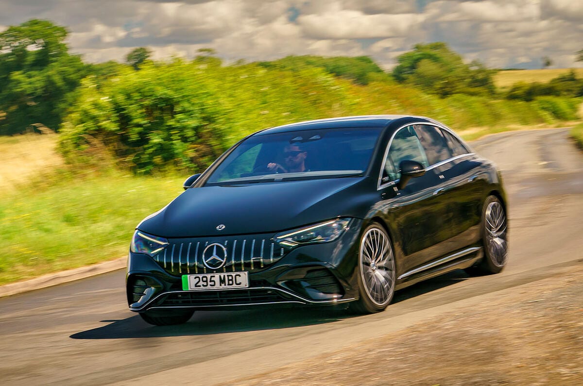 مرسدس AMG EQE 53 در حال پیچیدن از نمای جلو