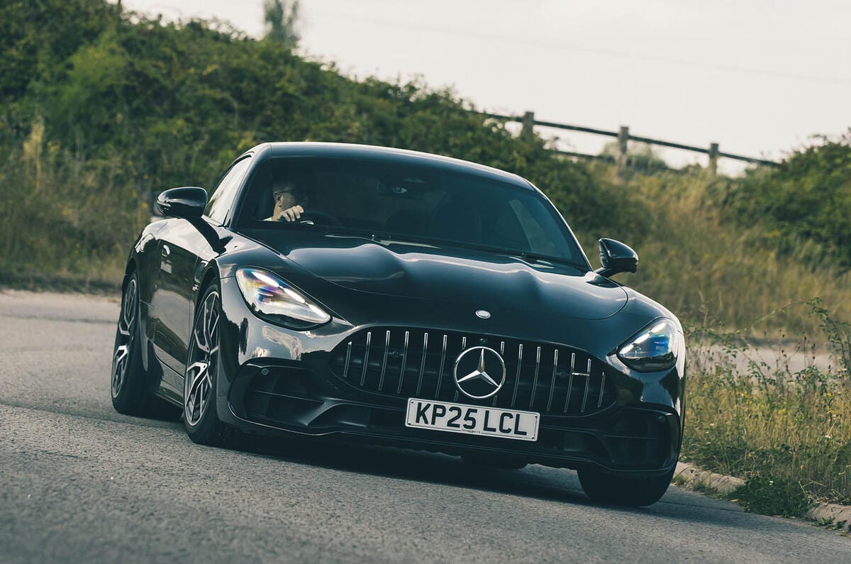 نمای سه رخ مرسدس AMG GT 43 در حال حرکت
