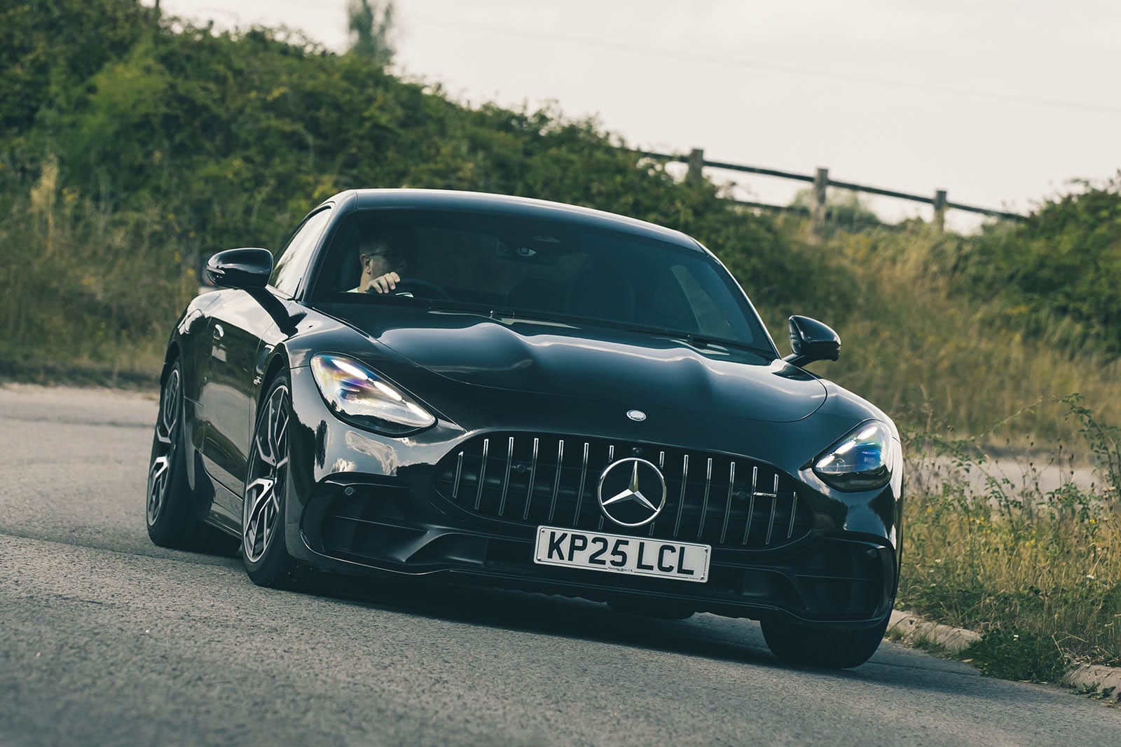 نمای سه رخ مرسدس AMG GT 43 در حال حرکت