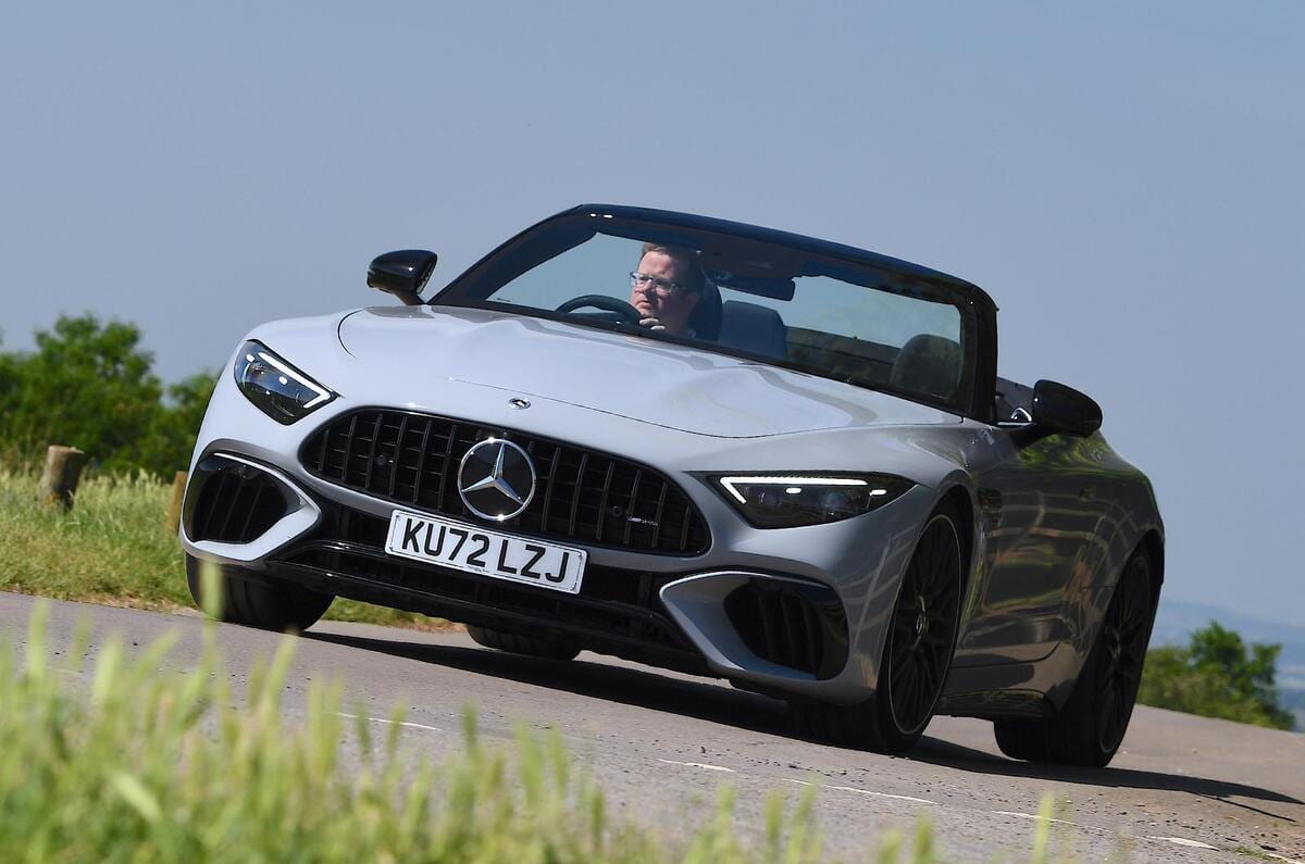 مرسدس AMG SL63 در حال پیچیدن در جاده