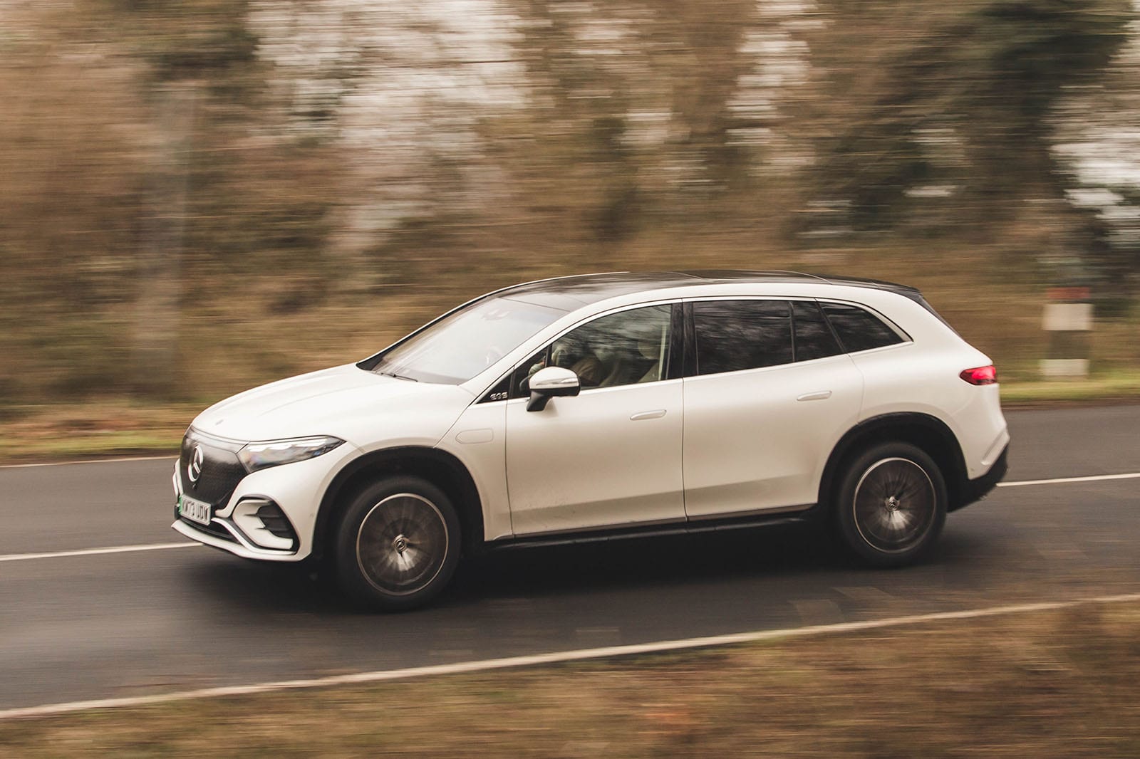 نمای جانبی مرسدس بنز EQS SUV