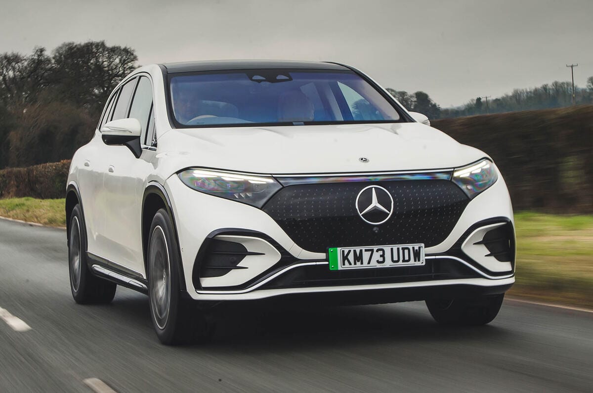 نمای جلو مرسدس بنز EQS SUV در حال حرکت