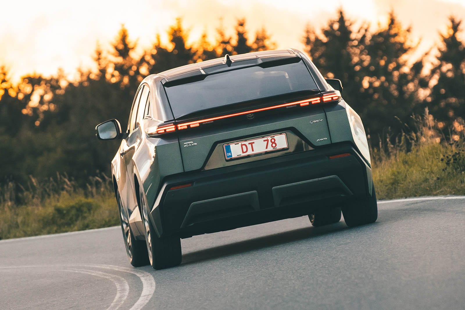 تویوتا C-HR+ در حال حرکت