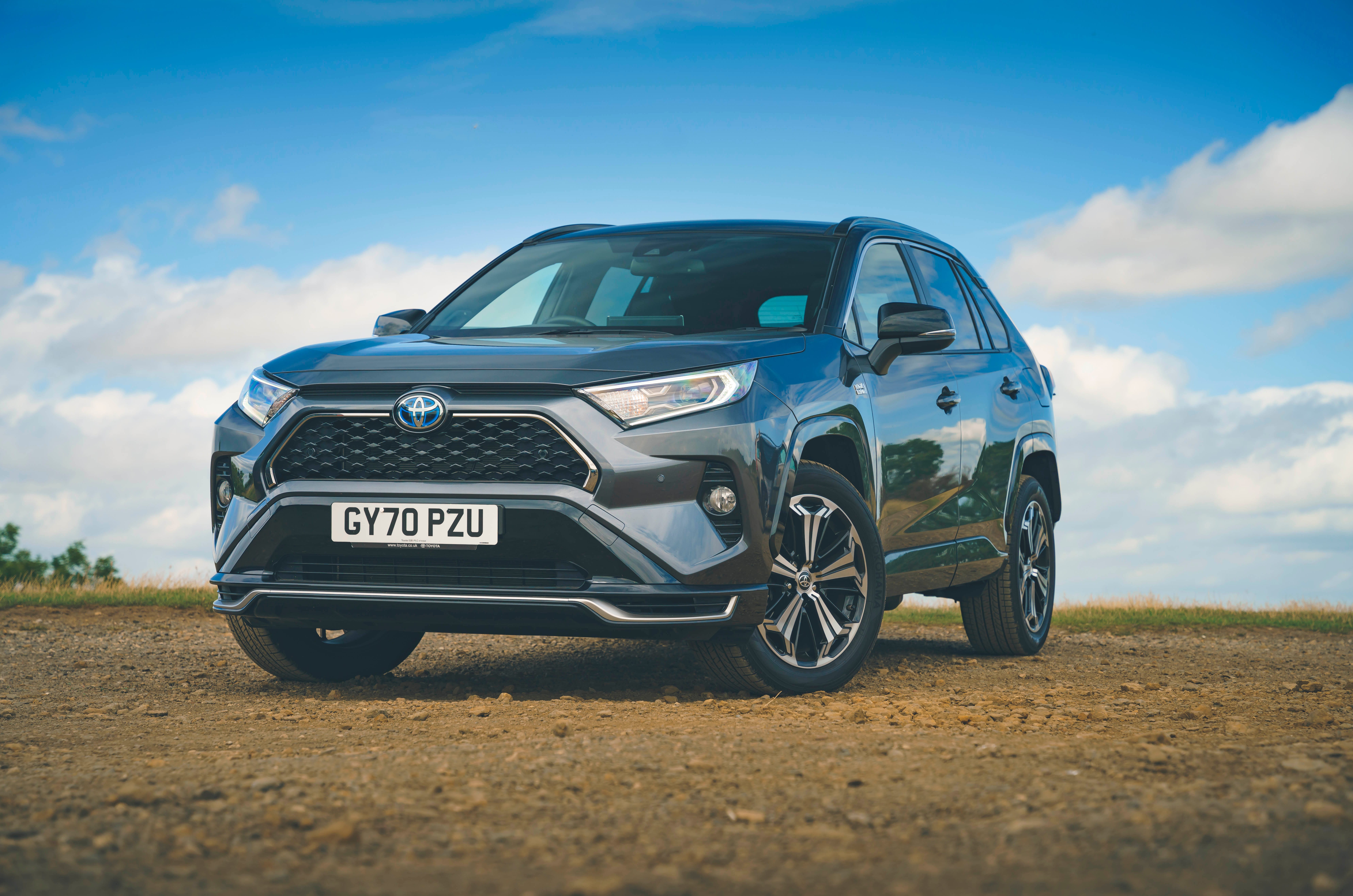 نمای ثابت تویوتا RAV4 از جلو