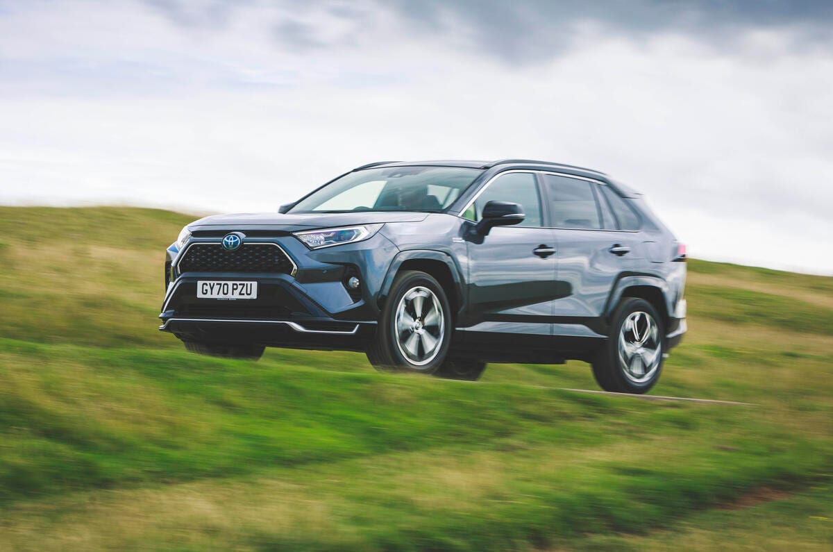 نمای سه رخ تویوتا RAV4 در حال حرکت