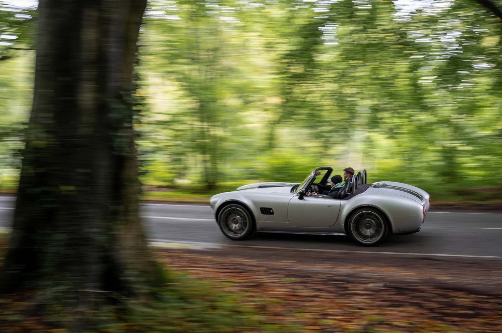 نمای سه‌چهارم عقب AC Cobra GT در حال حرکت