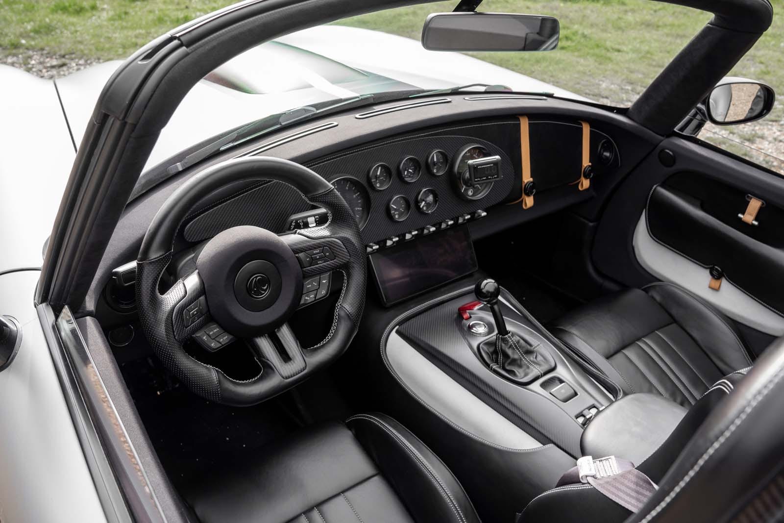 نمای گسترده کابین داخلی AC Cobra GT رودستر