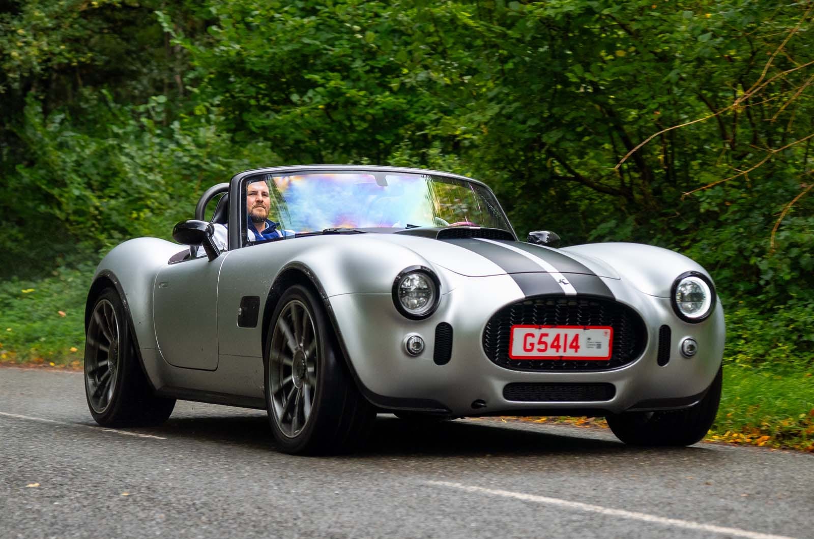 AC Cobra GT رودستر در حال عبور از پیچ پیست