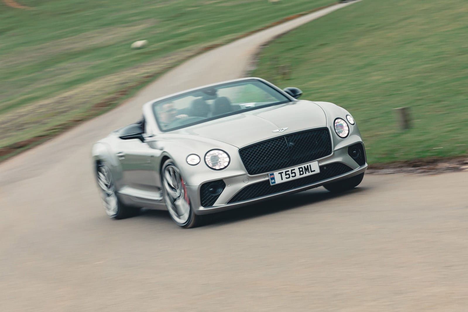 بنتلی کنتیننتال GTC V8 S از زاویه جلو در حال حرکت