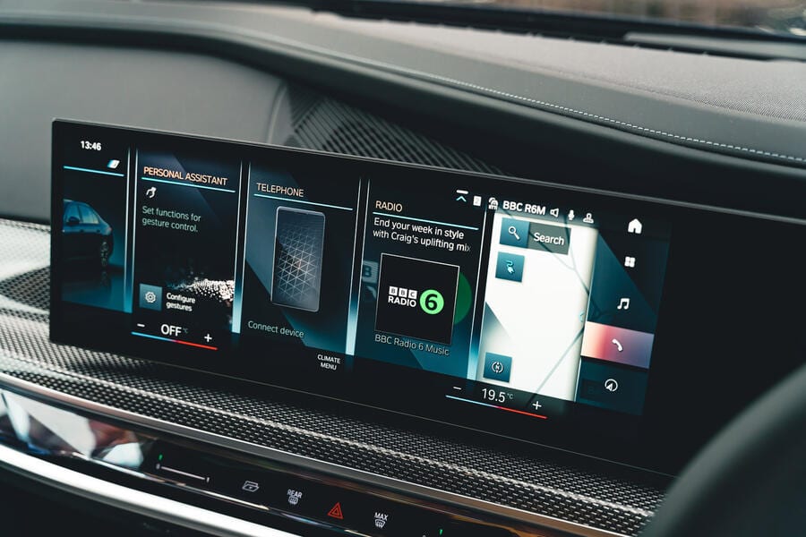 نمایشگر infotainment بامو i7