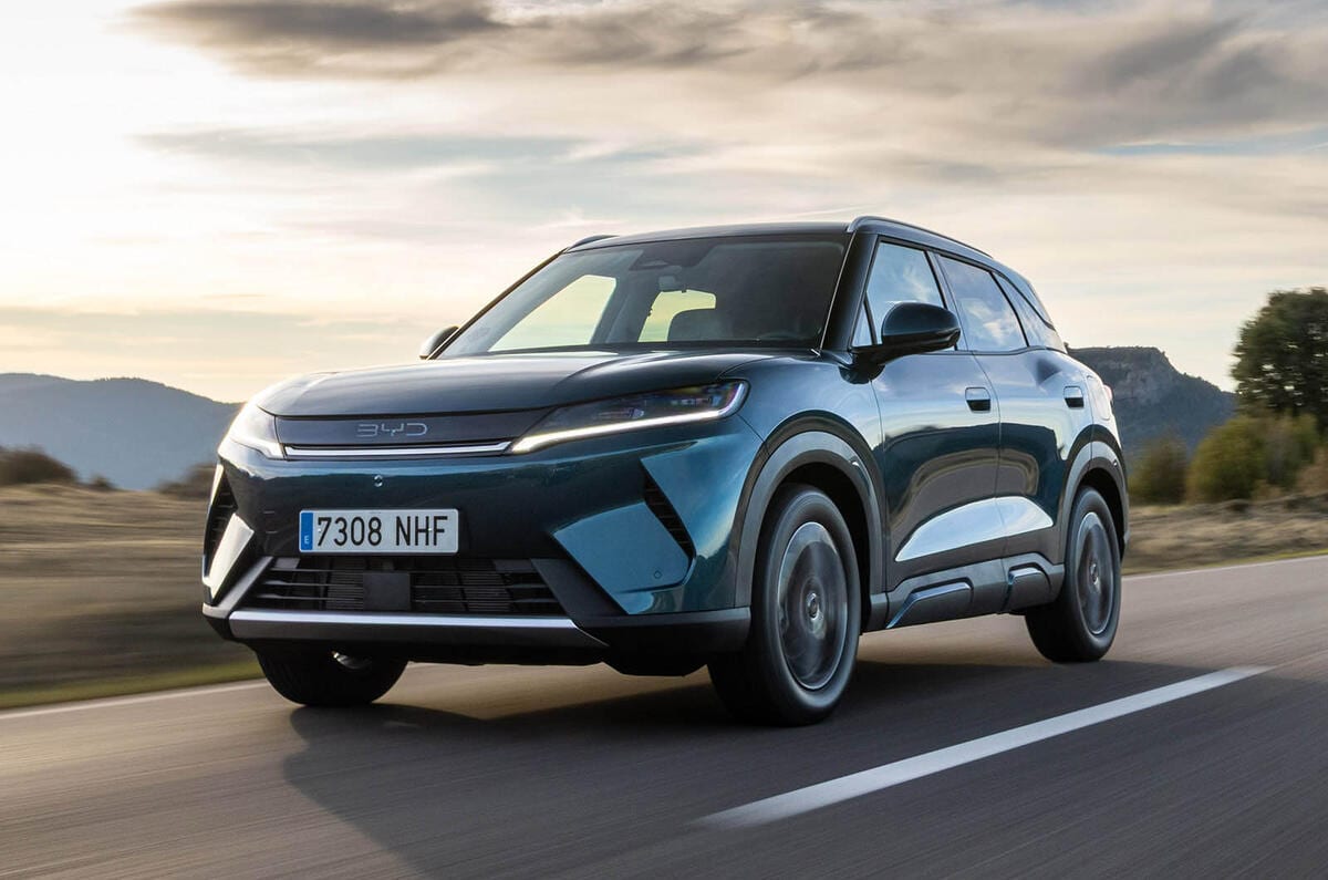 نمای جلو سهچهارم BYD آتو ۲ DM-i ۲۰۲۵ در جاده کوهستانی