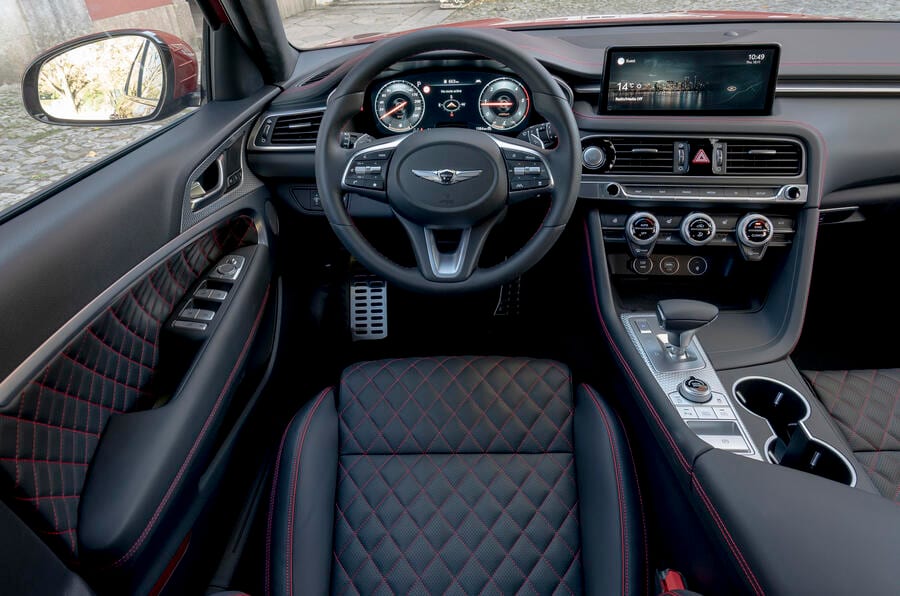 نمای داشبورد مستقیم جنسیس G70 Shooting Brake