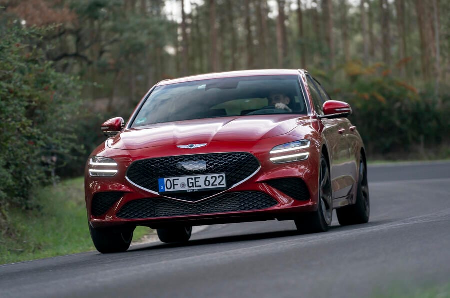 نمای جلو-کناری جنسیس G70 Shooting Brake